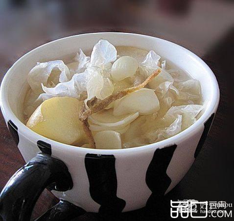 冰糖煲鲜百合雪耳糖水