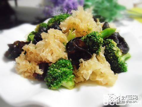 西兰花炒双耳