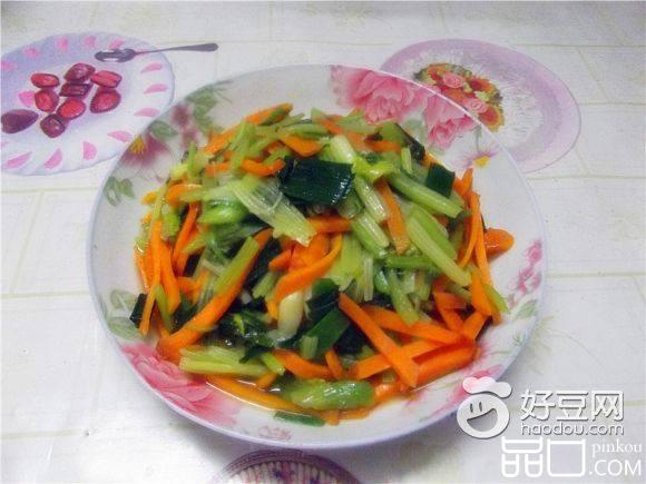 胡萝卜芹菜炒蒜苗