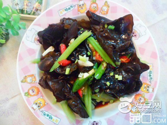 西芹拌木耳