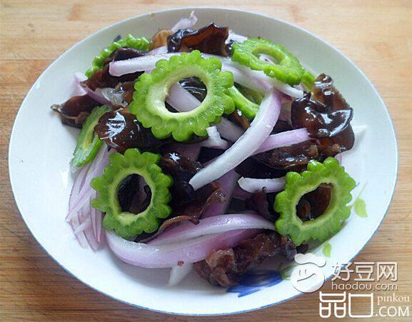 洋葱黑木耳拌苦瓜