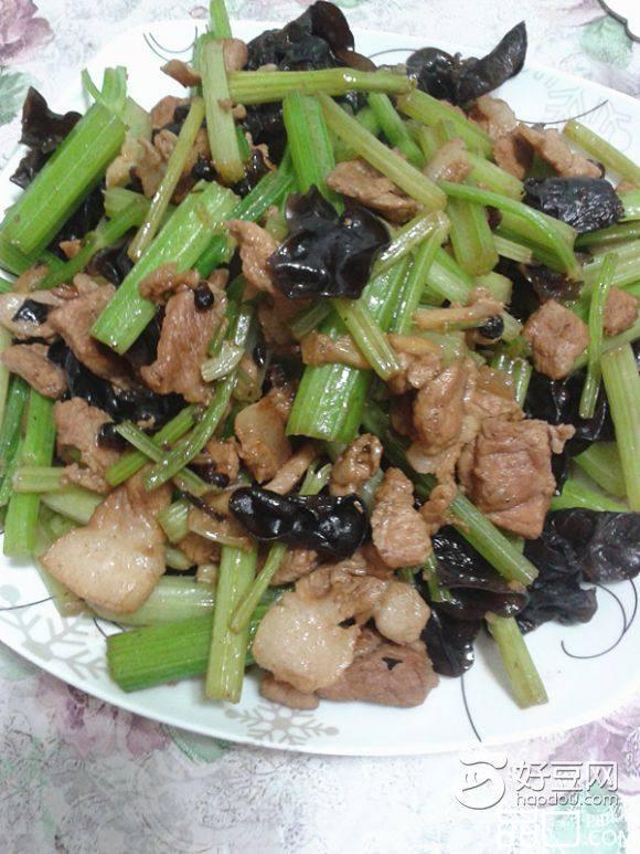 芹菜木耳肉
