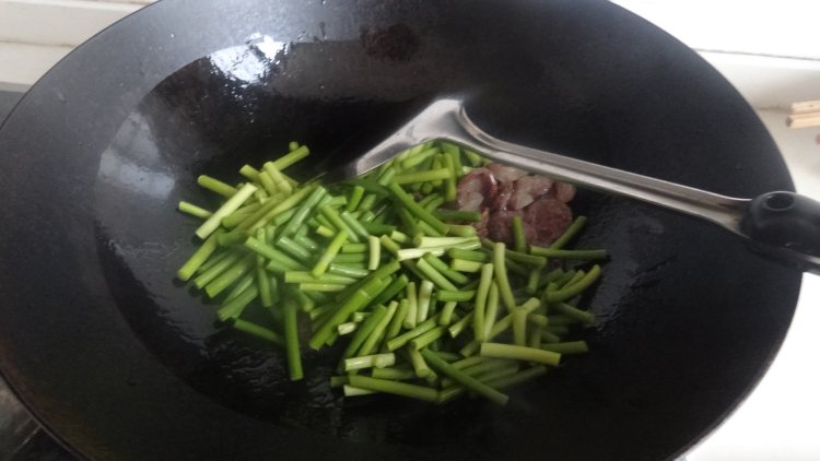 香肠炒蒜苔步骤5