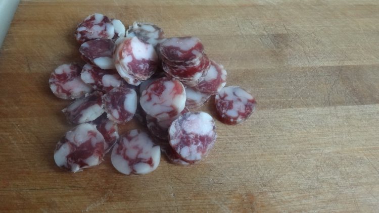 香肠炒蒜苔步骤1