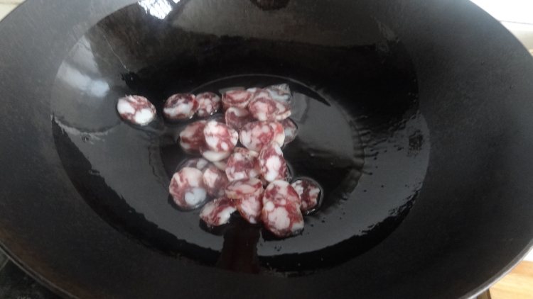 香肠炒蒜苔步骤3