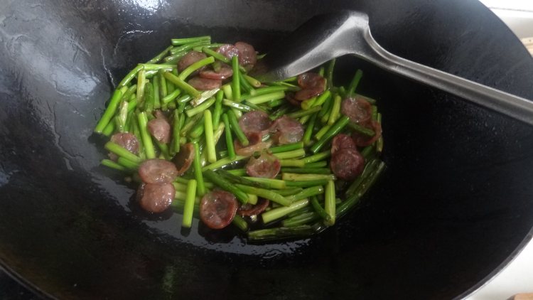 香肠炒蒜苔步骤7