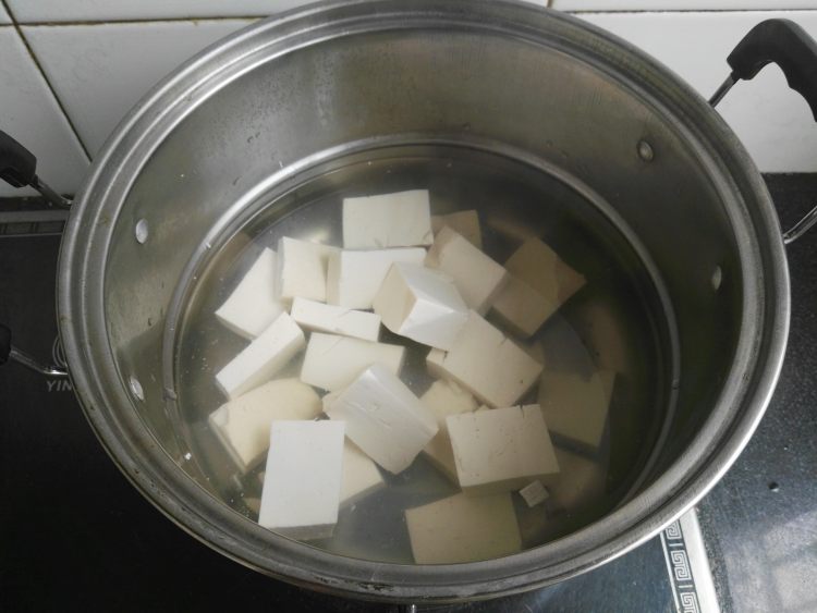 嘎丫鱼炖豆腐步骤4