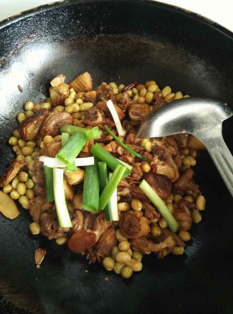 咸鸡烧黄豆步骤4