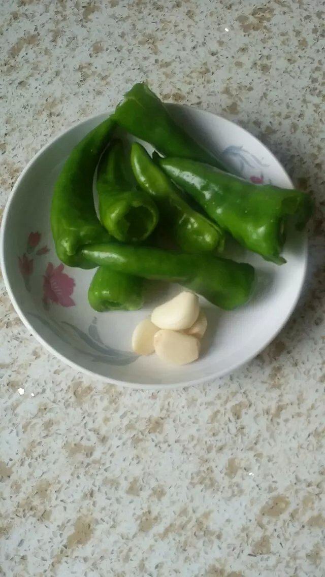 青椒炒水阳干子步骤2