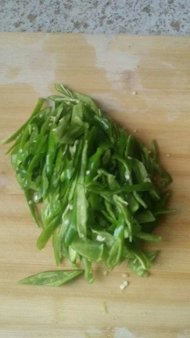 青椒炒水阳干子步骤3