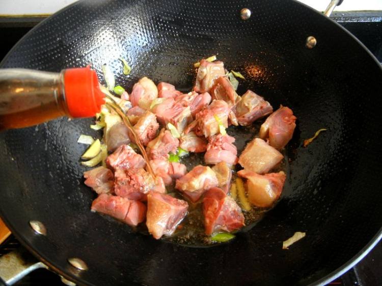 腊鸭腿焖春笋步骤8