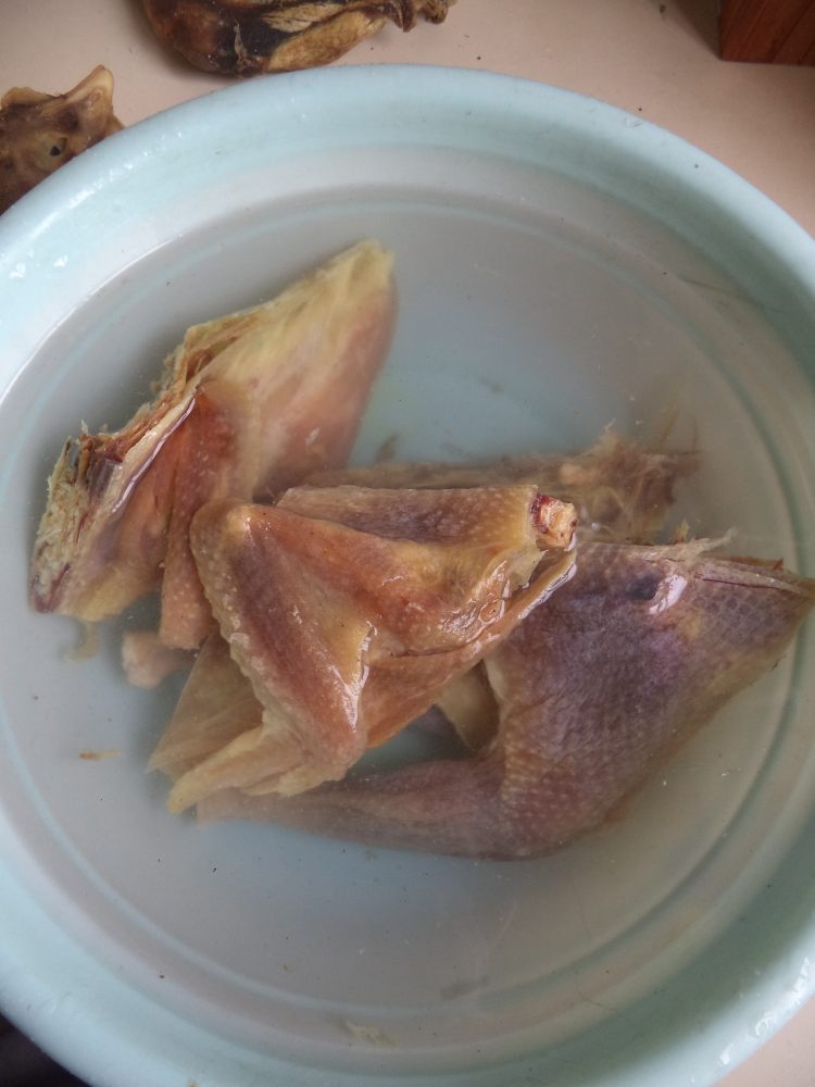河蚌烧咸鸡步骤1