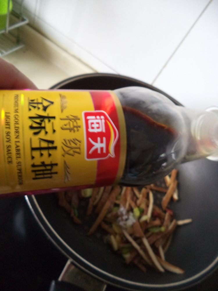 青椒香干炒拉皮步骤6