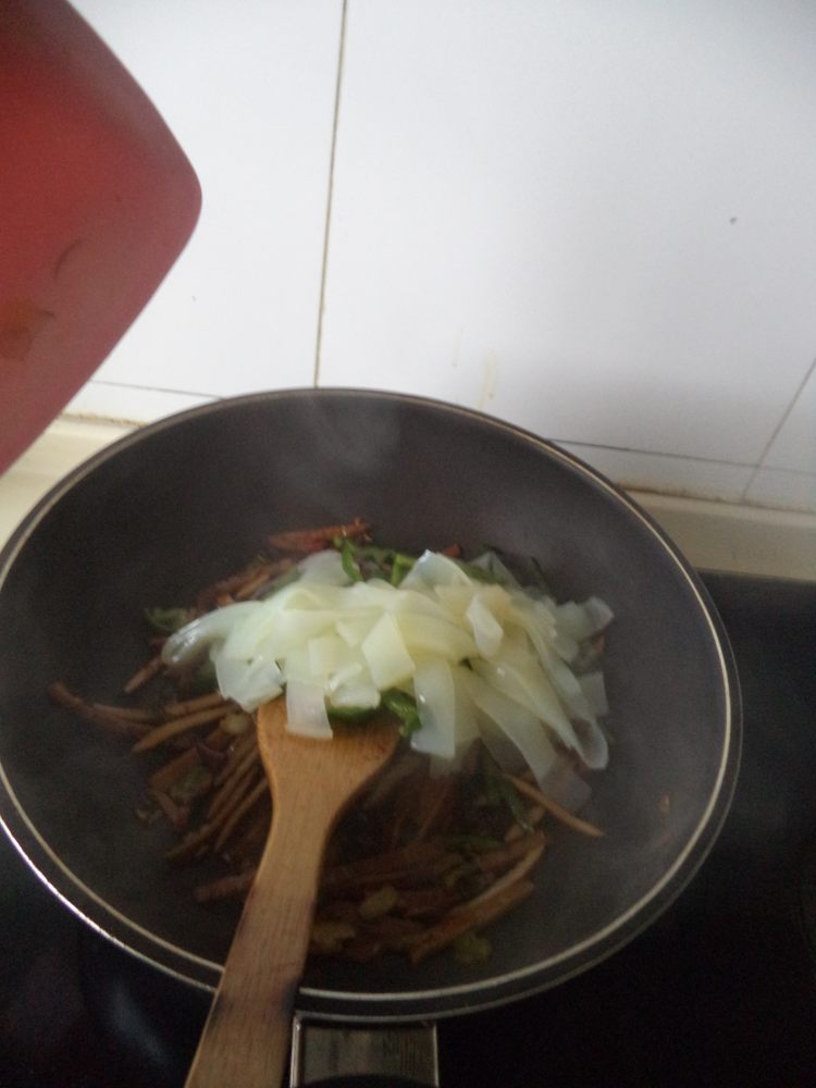 青椒香干炒拉皮步骤7