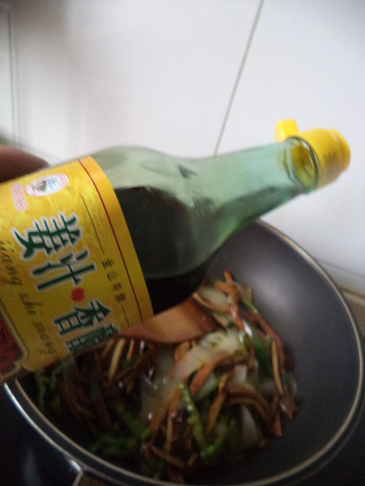 青椒香干炒拉皮步骤8
