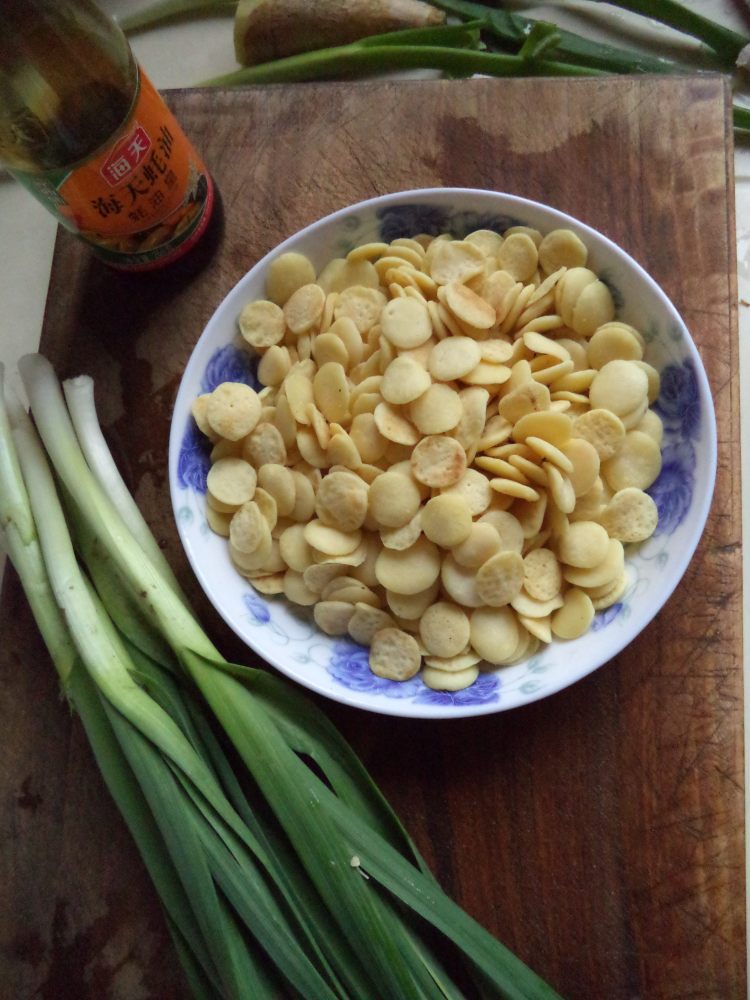 蒜苗炒豆饼步骤1