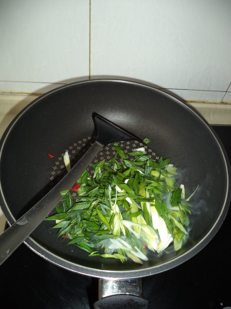 蒜苗炒豆饼步骤5