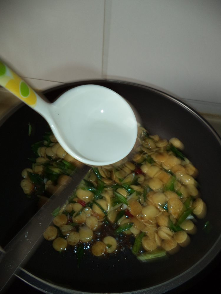 蒜苗炒豆饼步骤8