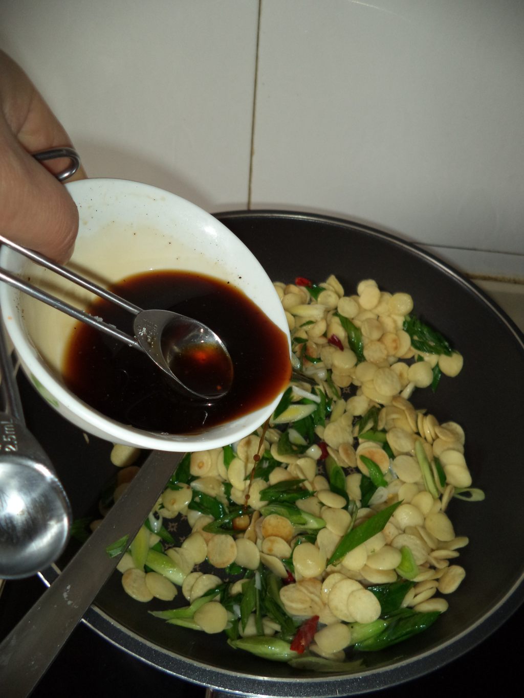 蒜苗炒豆饼步骤7