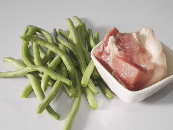 豆角焖肉步骤1