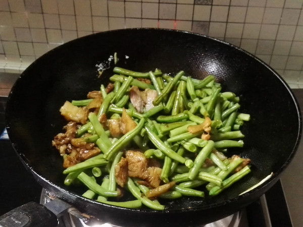 豆角焖肉步骤6