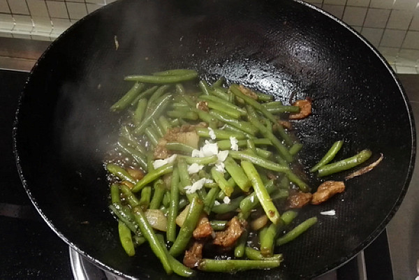 豆角焖肉步骤9