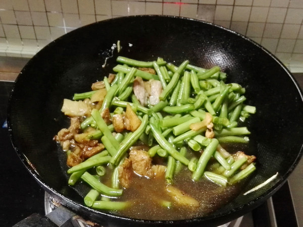 豆角焖肉步骤7