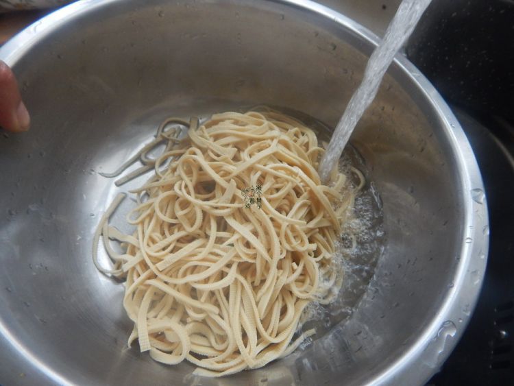 紫甘兰凉拌豆皮步骤6