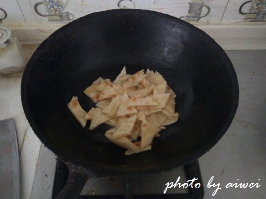 韭菜鸡蛋炒脆饼步骤4