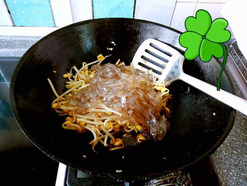 宽粉炒黄豆芽步骤5