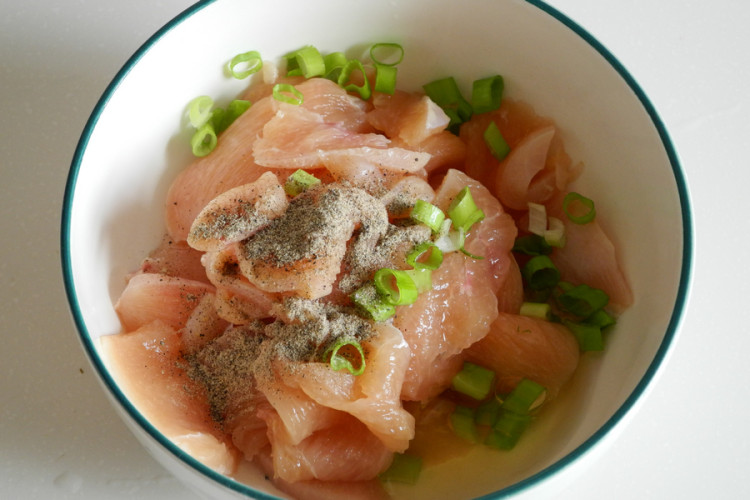 葱椒鸡片步骤2