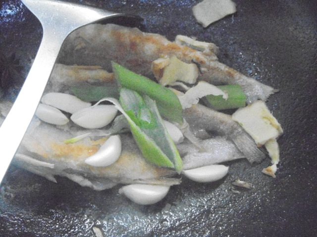 熬小鱼步骤5