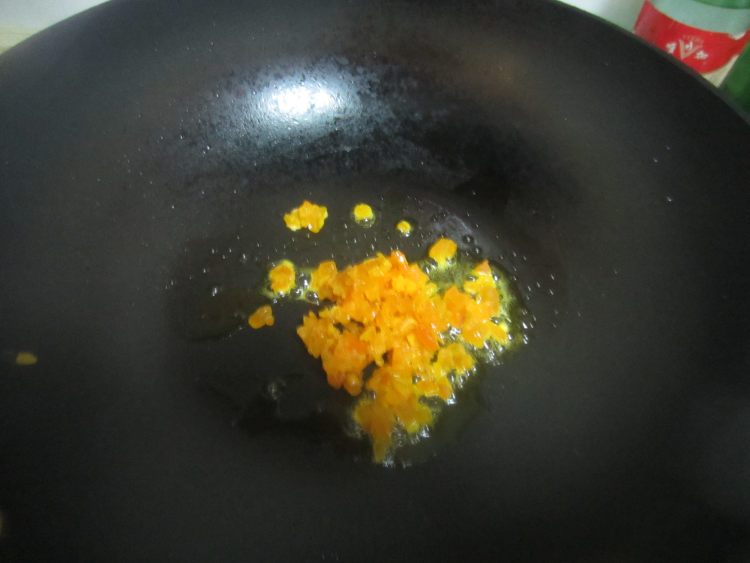 蟹黄豆腐步骤1