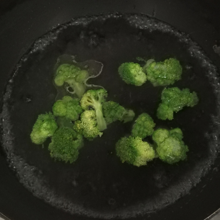 奶汁虾仁意面步骤2