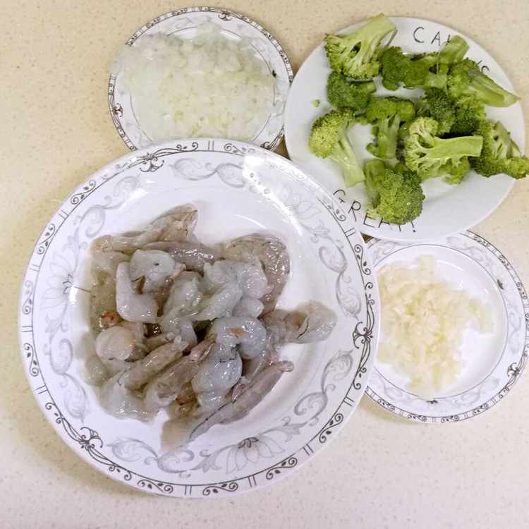 奶汁虾仁意面步骤1
