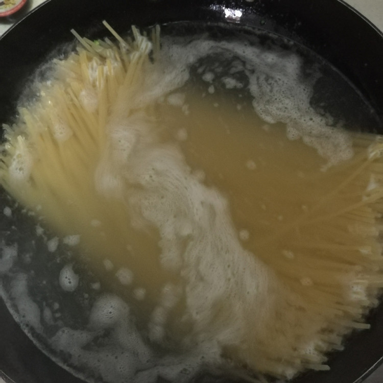 奶汁虾仁意面步骤3