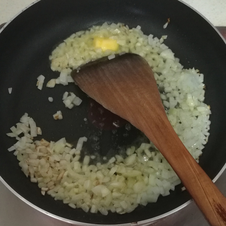 奶汁虾仁意面步骤6