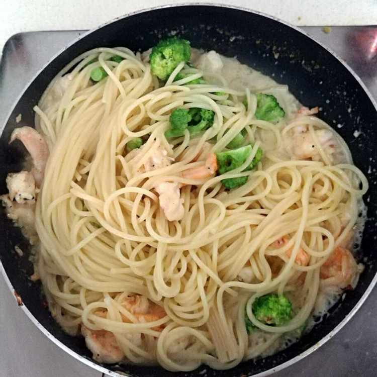 奶汁虾仁意面步骤9
