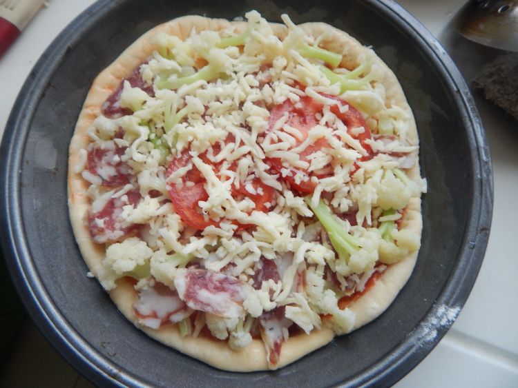 花菜腊肠披萨步骤7