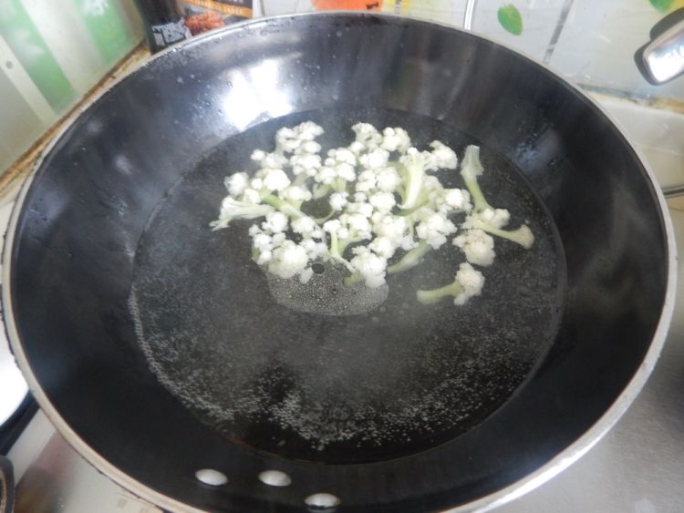 花菜腊肠披萨步骤2