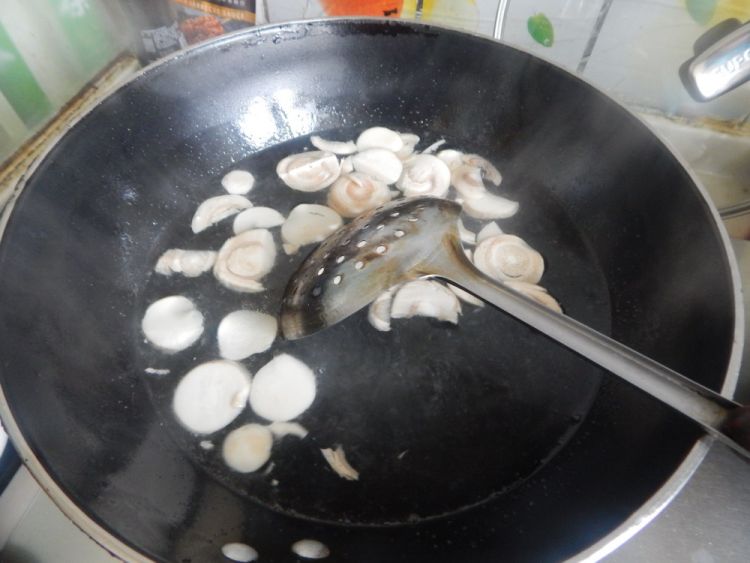 花菜腊肠披萨步骤3