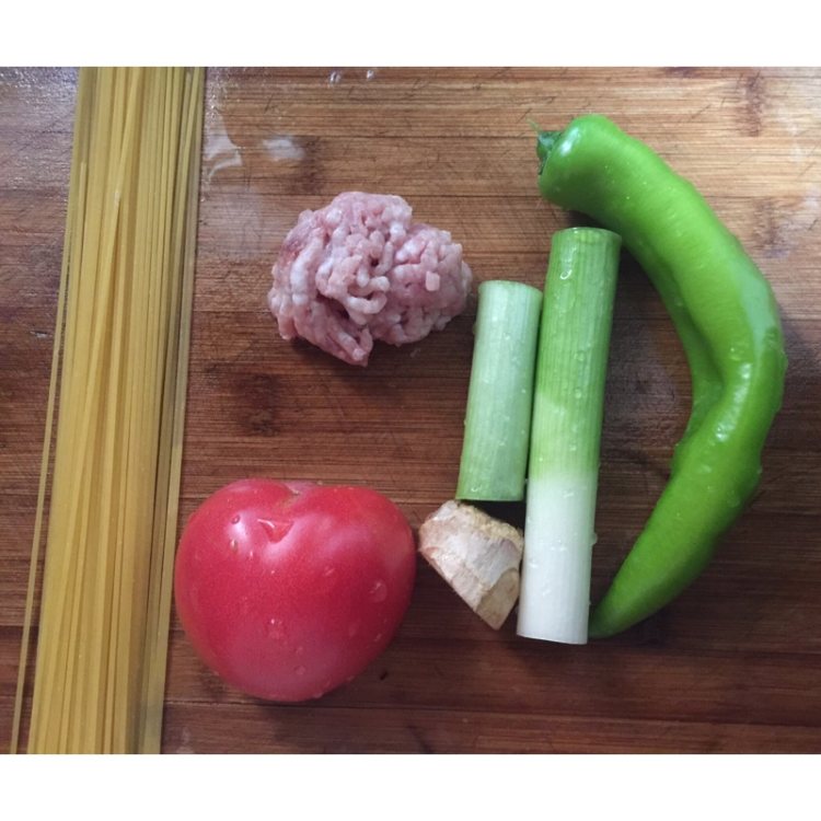西红柿肉酱意面#此刻步骤1