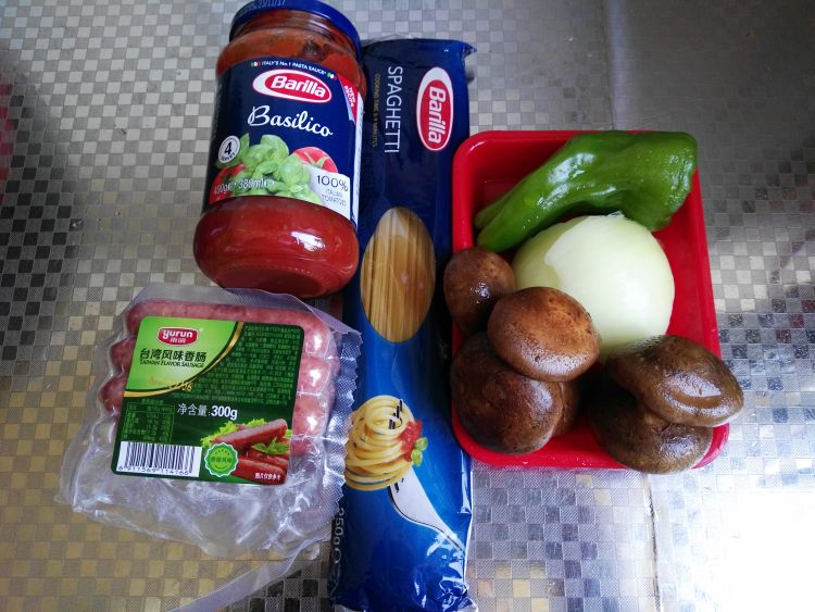香菇烤肠炒意面步骤1