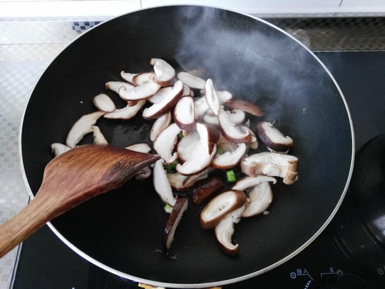 香菇烤肠炒意面步骤5