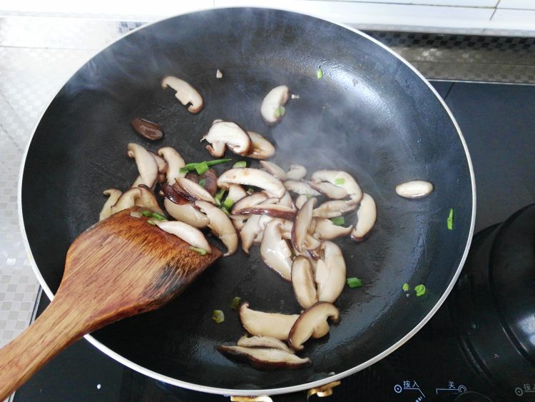 香菇烤肠炒意面步骤6