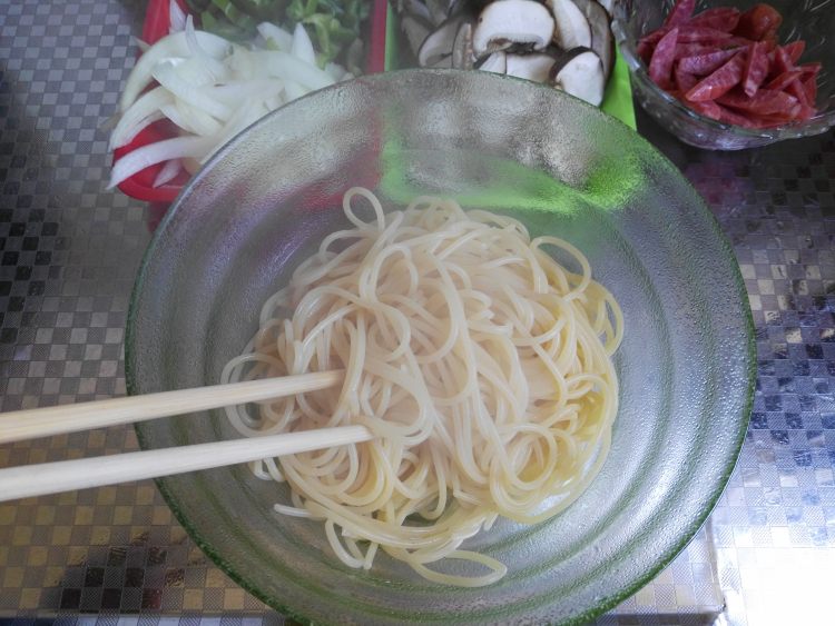 香菇烤肠炒意面步骤4