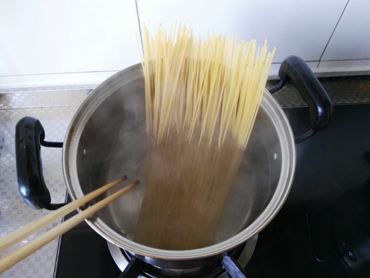 香菇烤肠炒意面步骤3