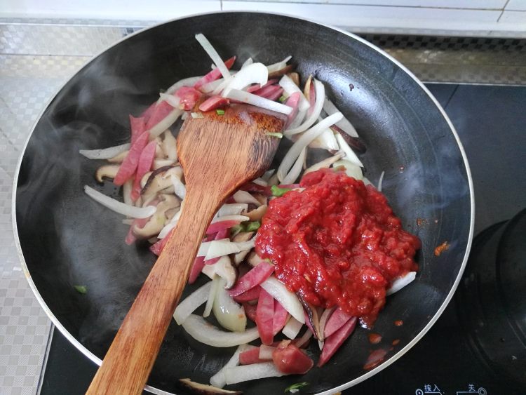 香菇烤肠炒意面步骤9