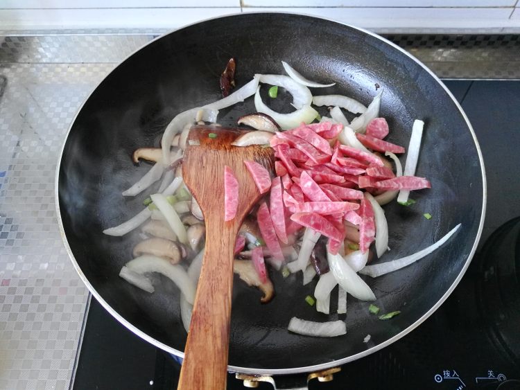 香菇烤肠炒意面步骤8