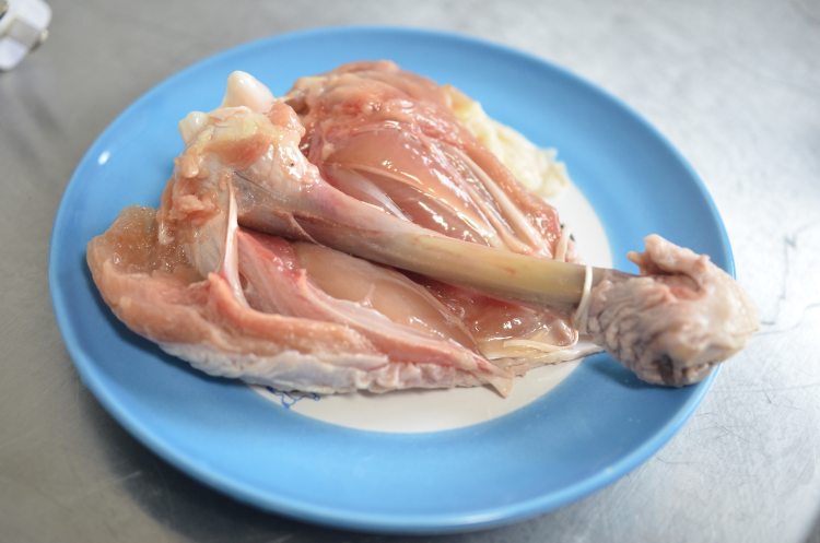 日式照烧鸡腿炒饭步骤1